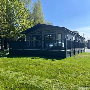 Sunbird With Hot Tub Holiday home York